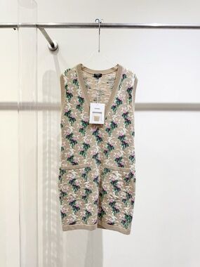 🚩steal CHANEL Beige Knit Vest with Pink & Green Floral Detail
